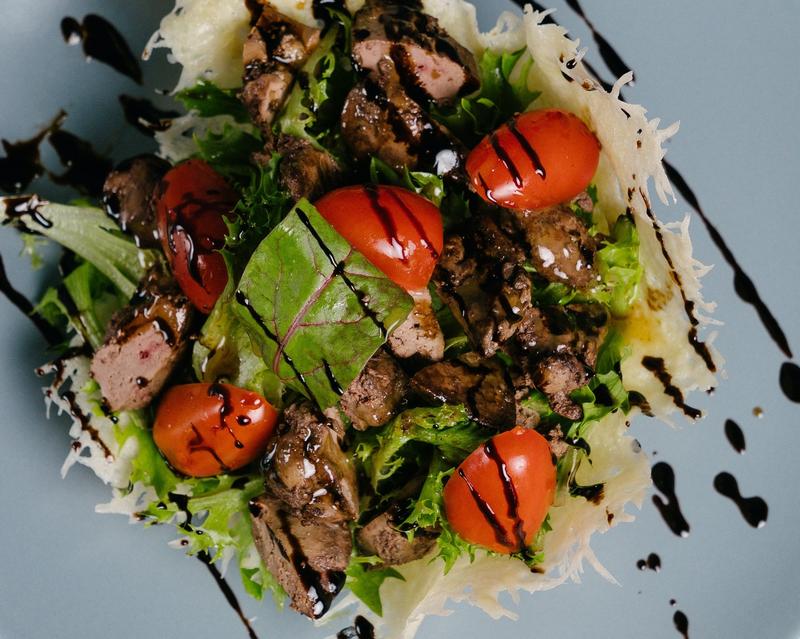 Idealna sałatka do steka wołowego – połączenie smaku i świeżości