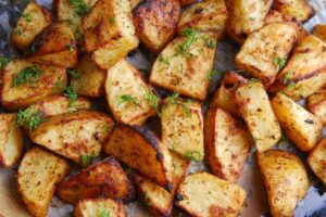 Jak długo piec surowe ziemniaki, by zyskały idealną chrupkość?