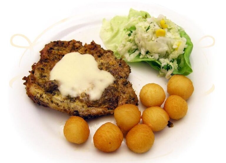 Sycące i aromatyczne pomysły na gorące danie dla gości, które zachwycą każdego