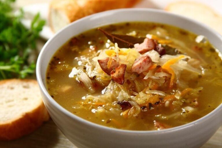 Zasmakuj w tradycji: jak się gotuje kapuśniak z kiszonej kapusty krok po kroku