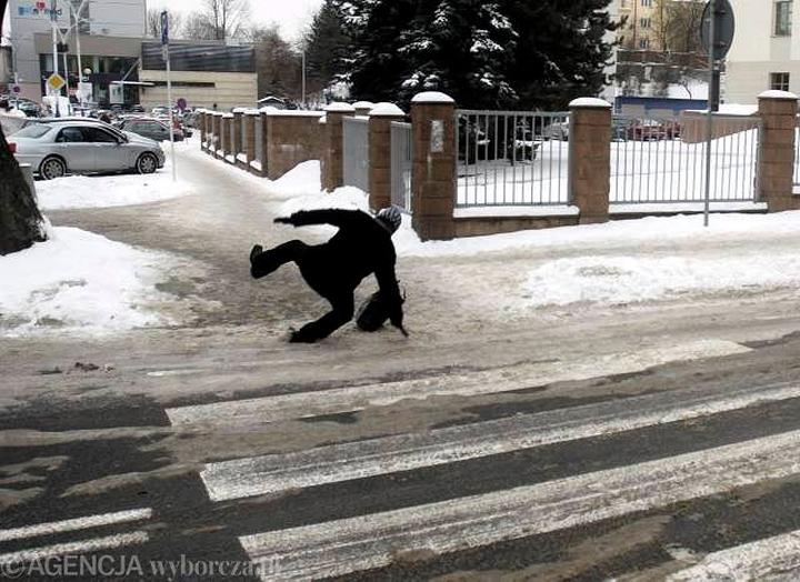 Czy można posypywać chodniki solą? Sprawdź, jakie są alternatywy!