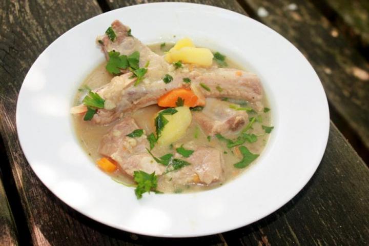 Rozgrzewająca zupa na żeberkach – idealny przepis na chłodne dni