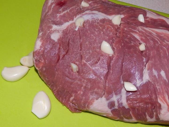 Odkryj, w jakiej temperaturze najlepiej piec schab karkowy, aby był soczysty i aromatyczny