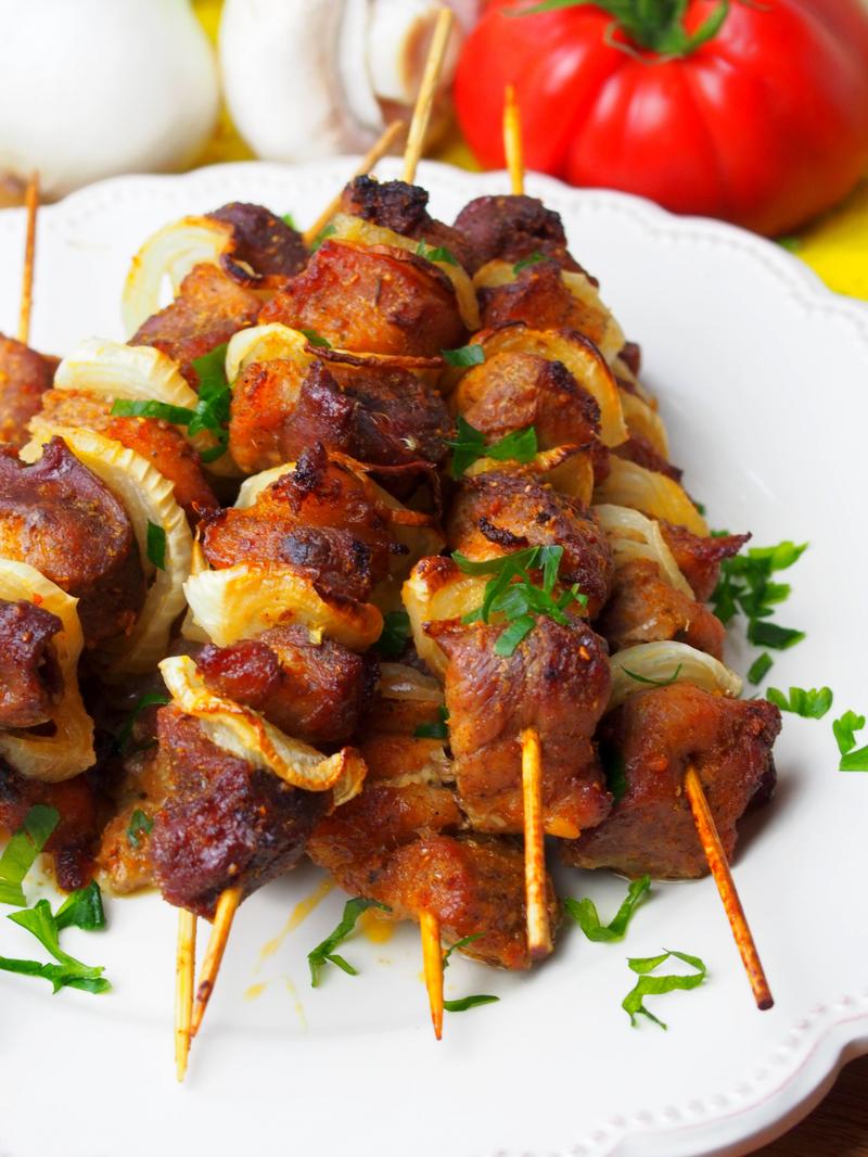 Grillowanie a pieczenie szaszłyków