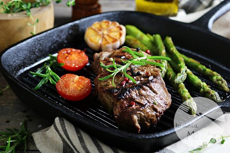 Smażenie steku z polędwicy wołowej
