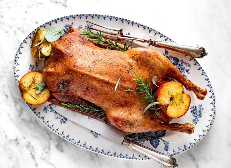 Perfekcyjnie upieczona gęś: jak długo piec ją w całości, by zachwycić gości?