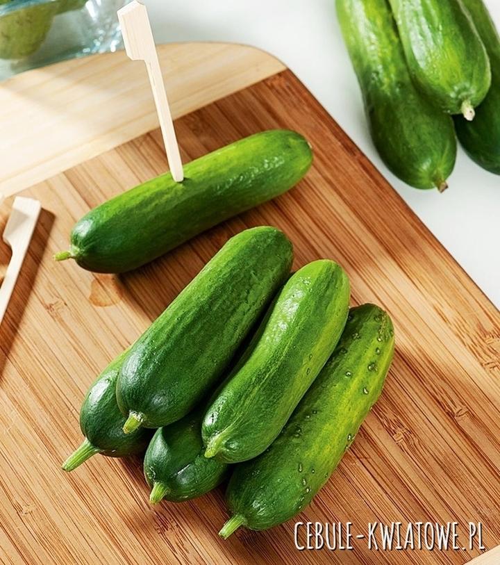 Ogórki kiszone a konserwowe w sałatce