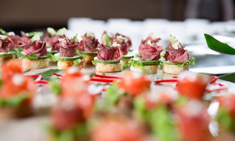 Smaczne święta dzięki cateringowi wielkanocnemu dla rodzin i firm