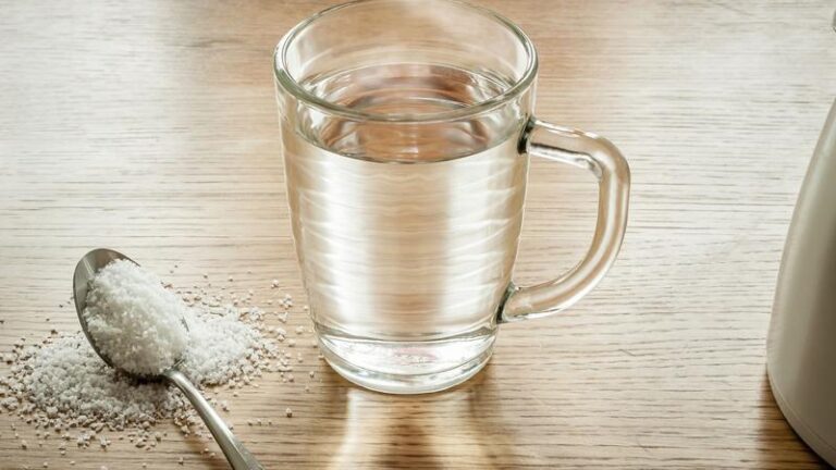Czy picie wody z solą to zdrowy wybór? Sprawdź, co musisz wiedzieć!