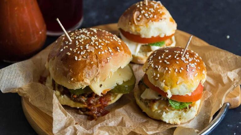 Idealne pieczenie hamburgerów: w jakiej temperaturze osiągniesz najlepszy smak?