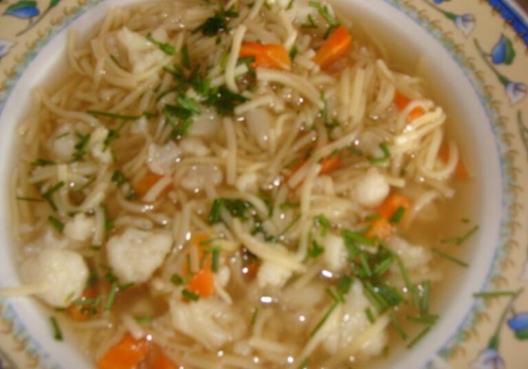 Rozgrzewająca zupa na rosole z makaronem – odkryj najlepsze przepisy!