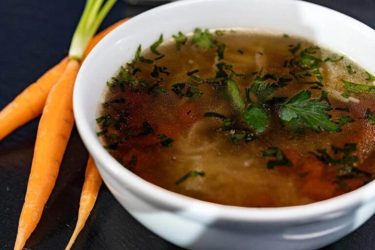 Sekrety idealnego rosołu z kury: Jakie przyprawy wydobędą smak?