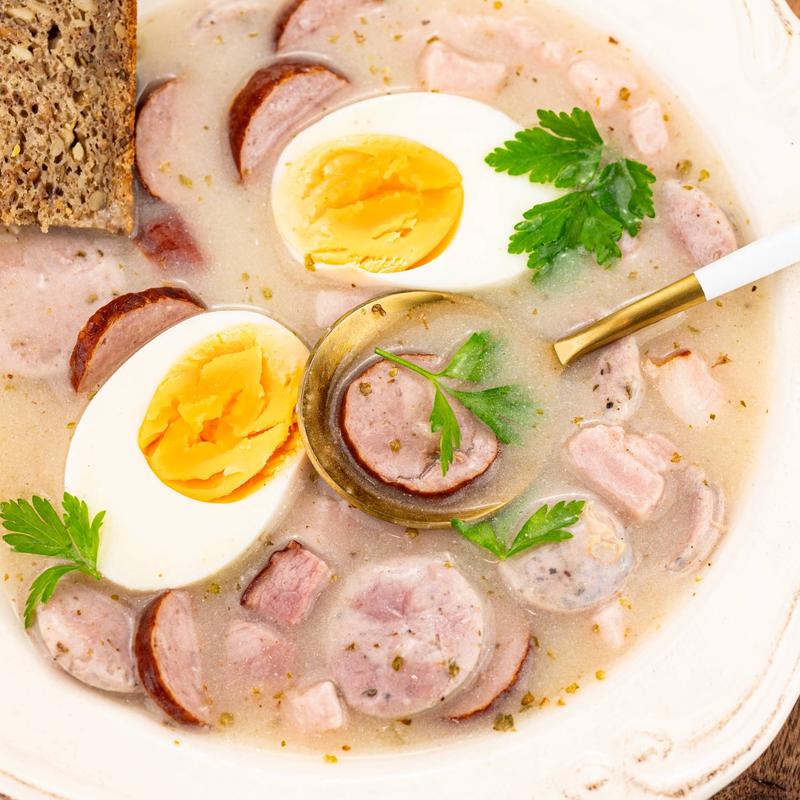 Sekrety idealnego żurku – jak gotuje się tę tradycyjną zupę?