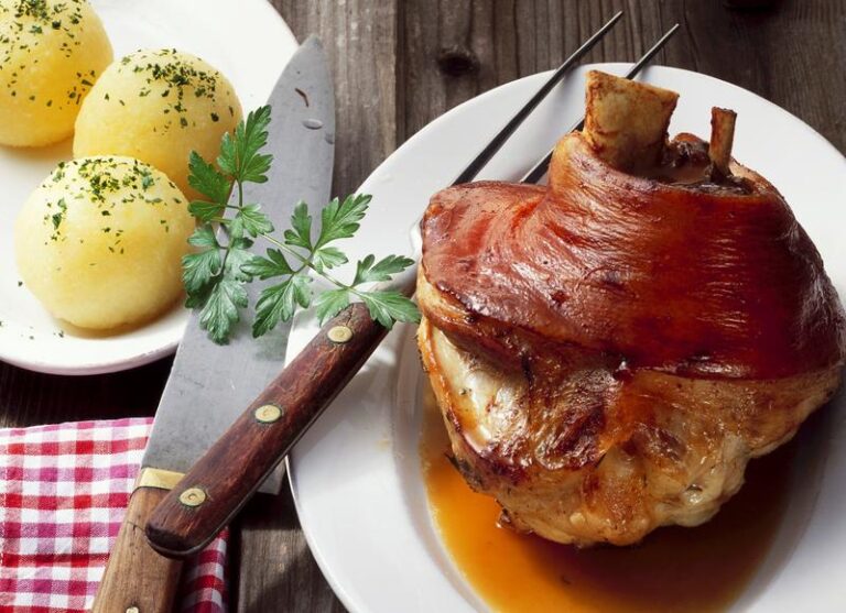 Sekrety smaku: Czym doprawić golonkę, aby zachwyciła każdego?