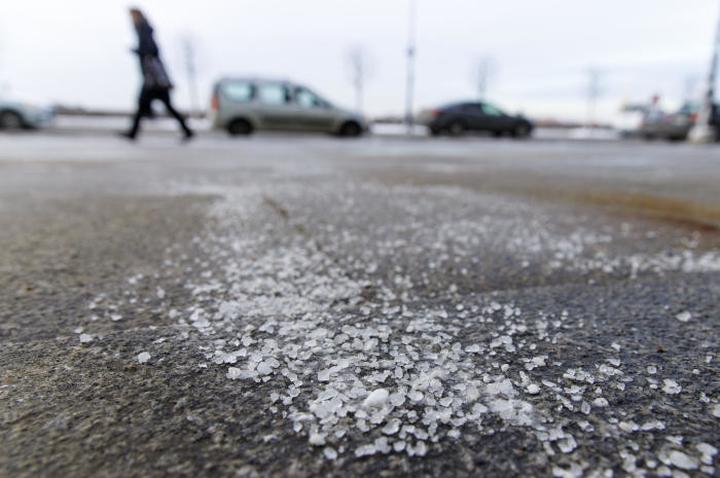 Sól na chodnikach