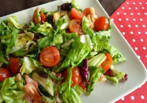 Idealna sałatka do łososia z grilla – pyszne połączenia na letnie wieczory