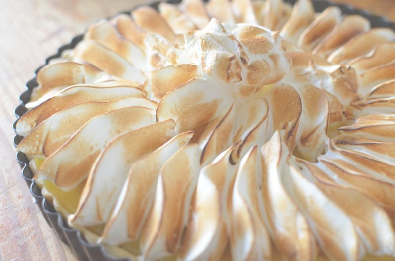 Jak długo piec bezę na cieście, by uzyskać idealną konsystencję?