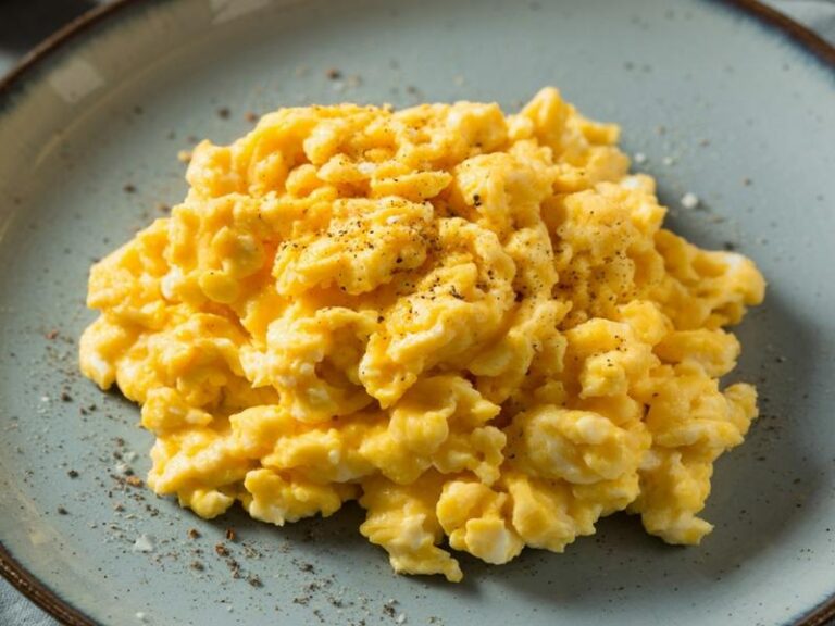 Odkryj tajemnice doskonałej jajecznicy: jakie przyprawy podkreślą jej smak?